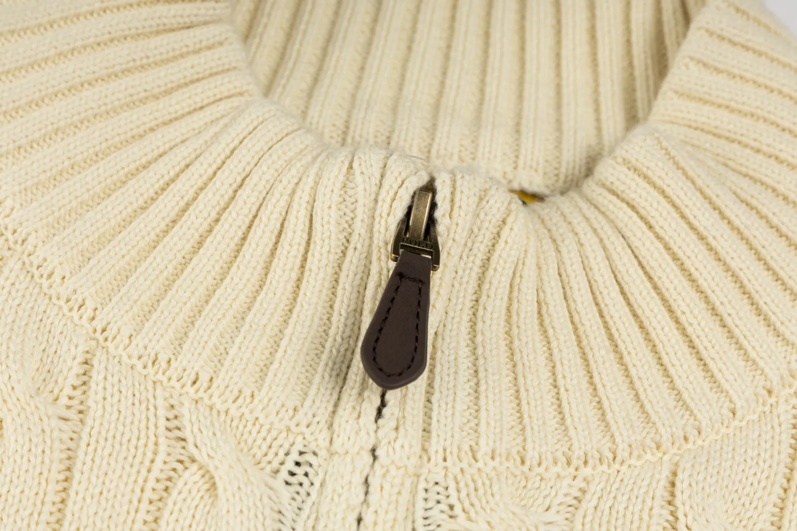 P260 #R98 RALPH LAUREN Ralph Lauren nine-color classic small label embroidery logo full zipper knitted cable cardigan sweater, high-density LOGO embroidery on the chest, original customization of tag accessories. Made of pure cotton yarn, pure cotton is skin-friendly and comfortable, small label war horse embroidered twist zipper cardigan sweater 🐎 high quality, follow the blogger to learn how to wear it! Let’s buy a Ralph Lauren cable sweater. It’s a super hard-to-find series after it became popular. It’s hard to find one on the official website. It’s simple and practical to wear, with a lazy and loose feel. The thickened fabric has more texture, feels soft and delicate, and has a loose fit. Whether worn alone or layered, you can wear different styles of fashion with just one piece!   Size：XS S M L